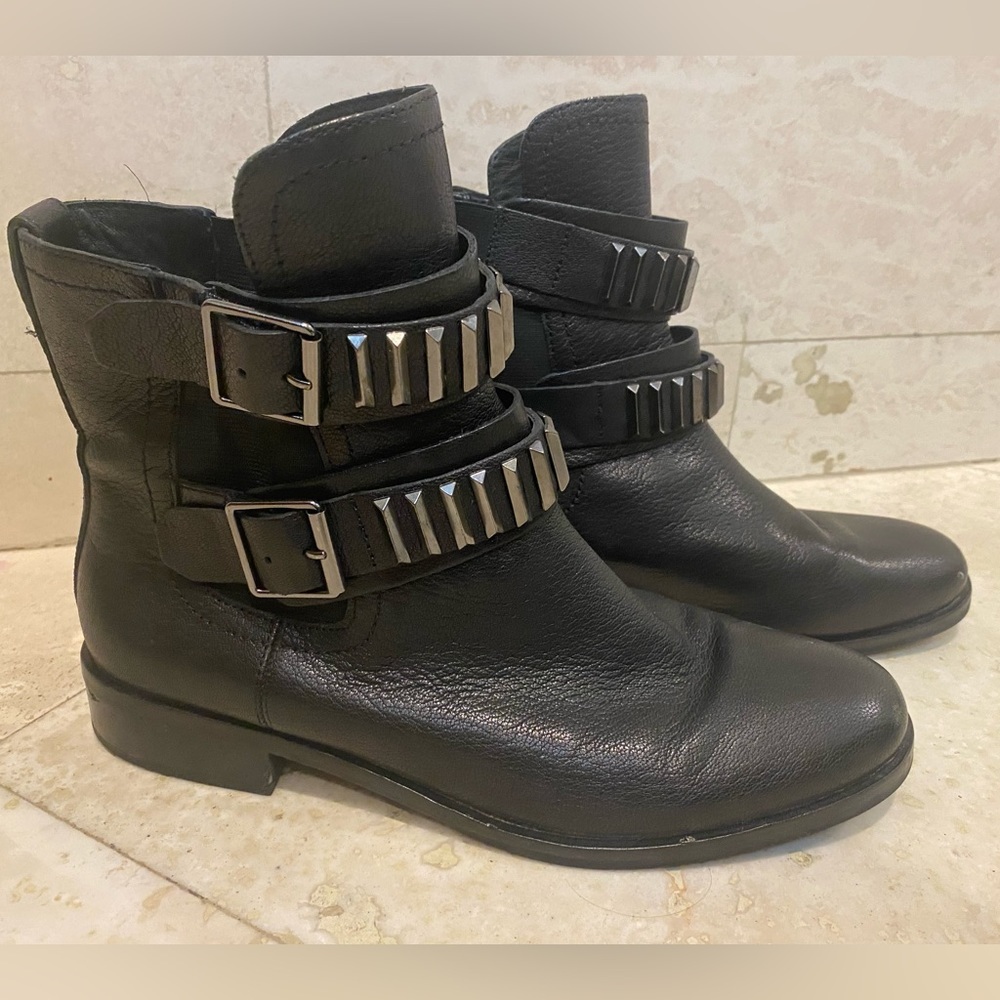 Pour La Victoire CARON Women’s Size 8.5 Double Strap Ankle Pull On Booties